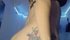 Chica tatuada caliente le gusta ver ricos bultos