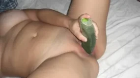 Insaciable metiendose un pepino grueso