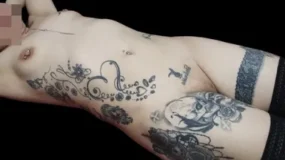 Morochita llena de tattoos en todo el cuerpo